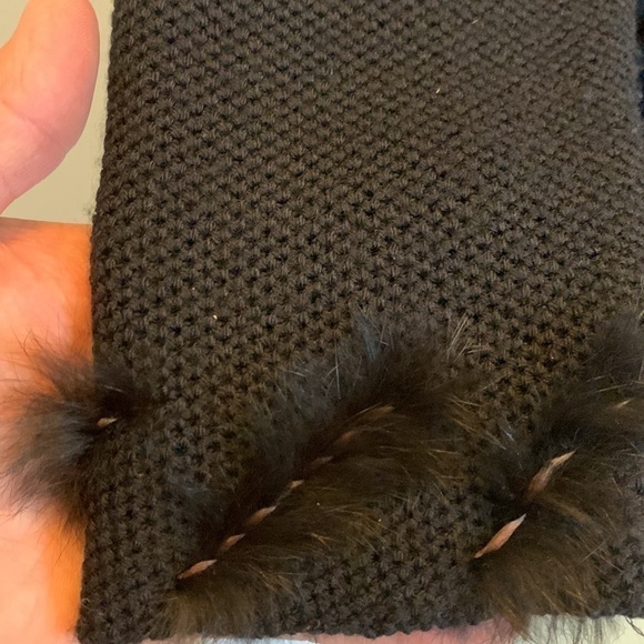 π
Ίπππ Doncaster black merino wool, silk, cashmere sweater with rabbit fur trim - Picture 3 of 10